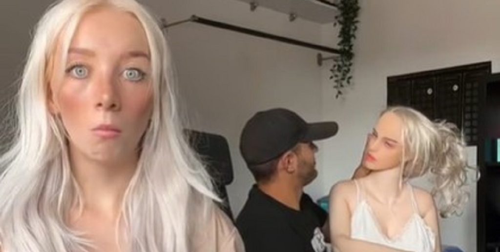 Charlotte gav sin kæreste en dukke, der ligner hende: Det kom hun til at fortryde