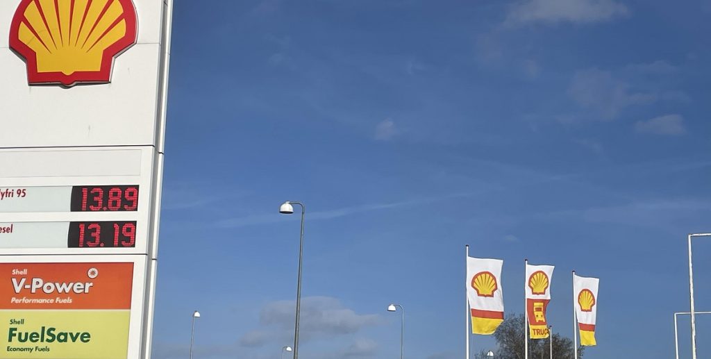 Trist nyt til benzin- og dieselbilejere: Prisen på brændstof stiger, men det er ikke alt