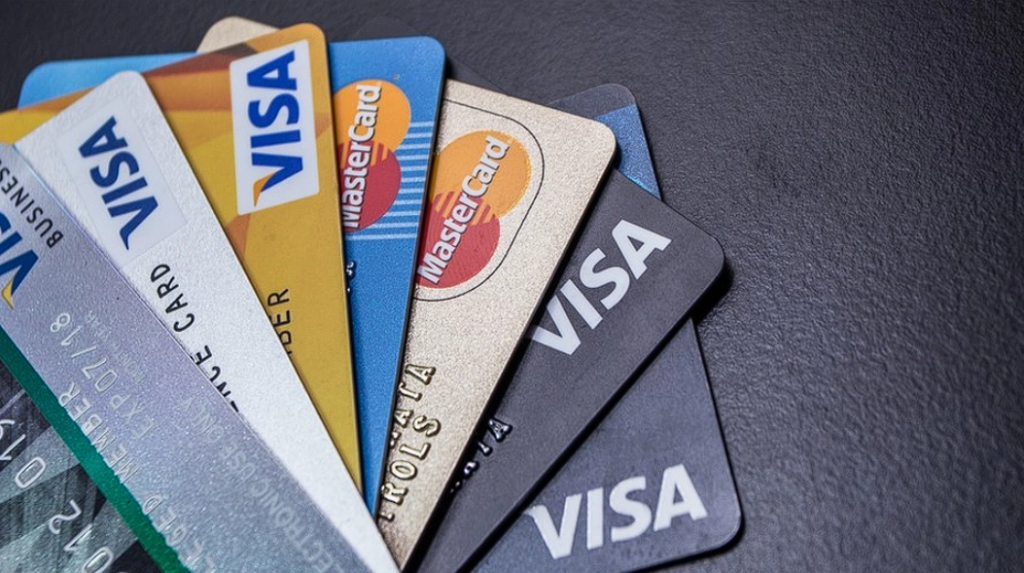 Der er lagt op til duel mellem Visa og MasterCard: Dette vil det betyde for dig
