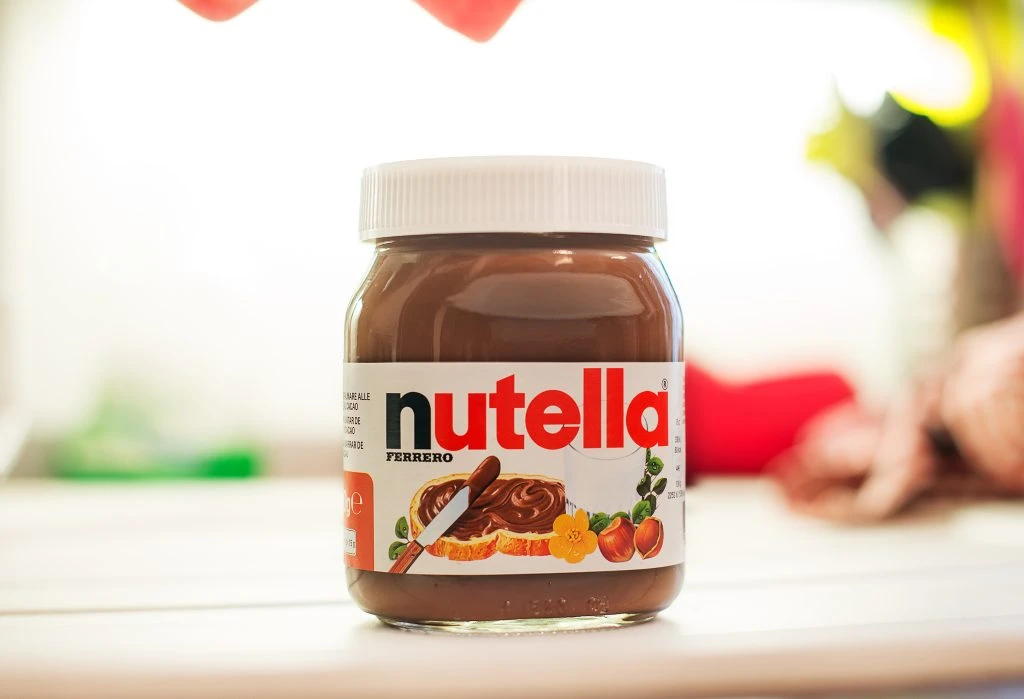Sigtelse: Ung mand stjal Nutella og hamrede sin albue ind i butiksvagt