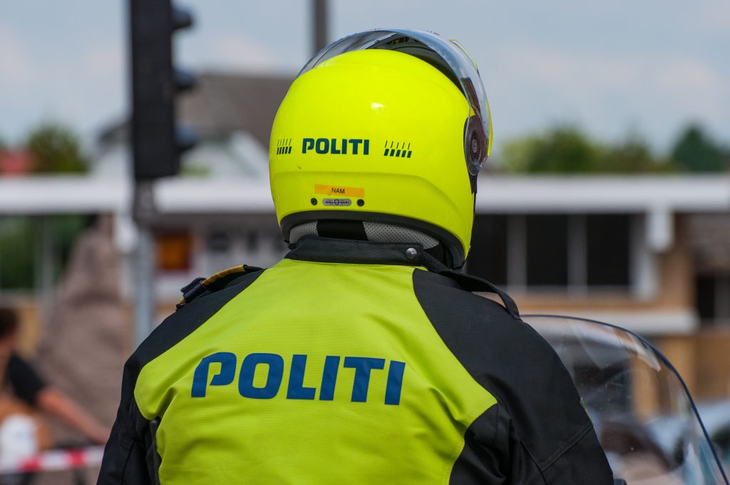 Politiet efterlyser brugsrøver: Truede sig til kontanter og stak af