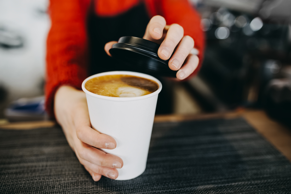 Kaffebarsejerne Rasmus og Natacha har fået nok: Nu sender de klar besked til kunderne