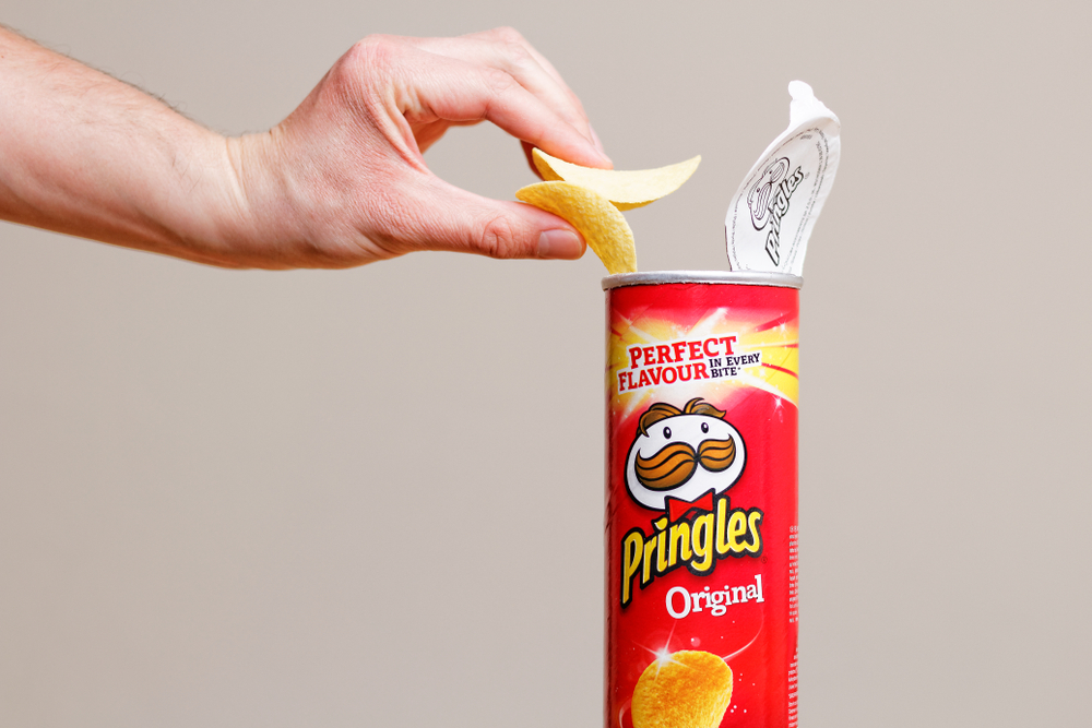 Advokat slæbt i retten for at skide i Pringles-rør: Du gætter ikke, hvor han efterlod dem