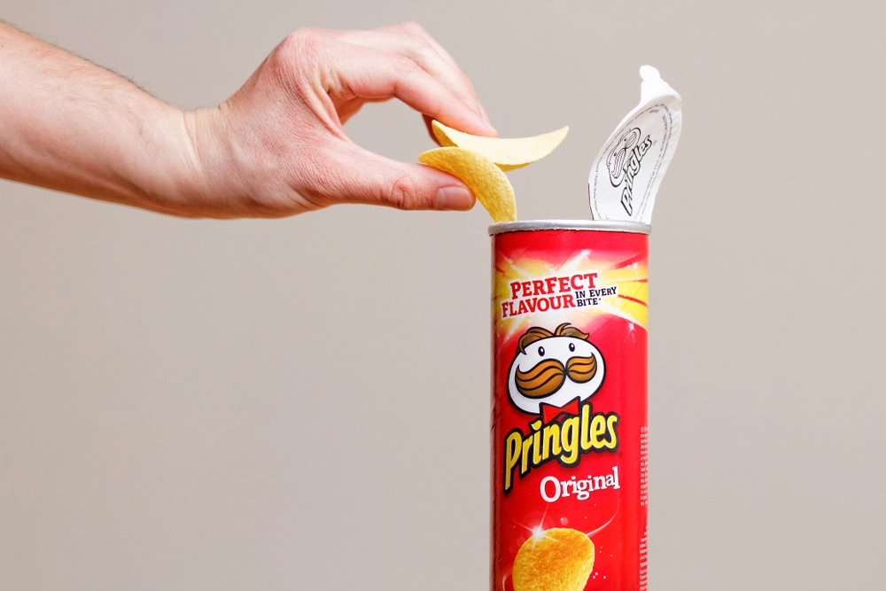 Advokat slæbt i retten for at skide i Pringles-rør: Du gætter ikke, hvor han efterlod dem