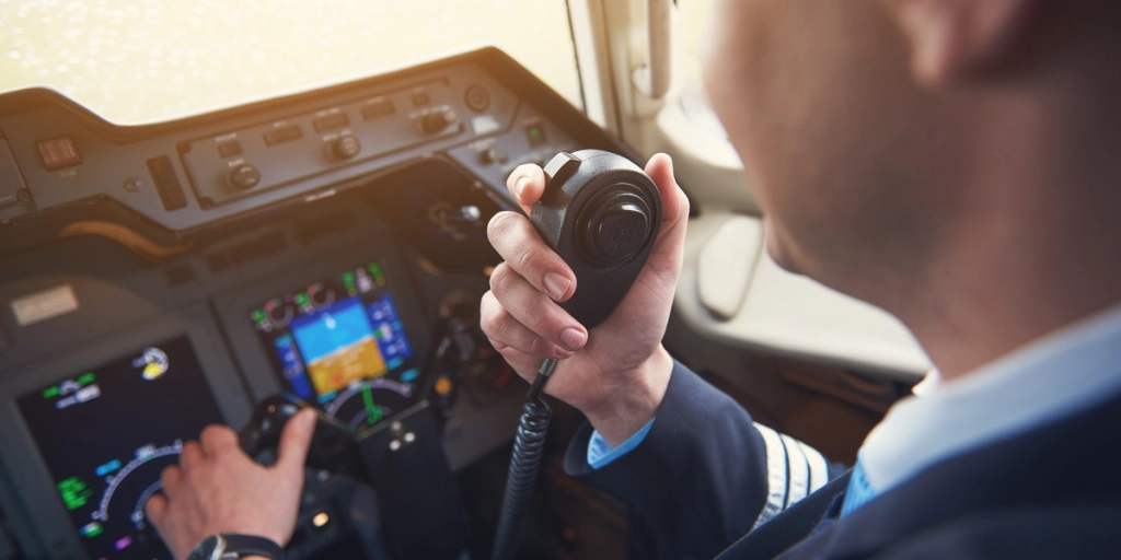 Pilot slår fast: Alle passagerer bør stille stewardesser ét spørgsmål, når de går ombord