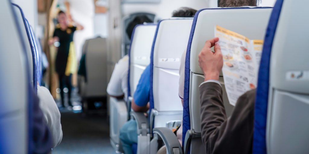 Rejseekspert afslører smart trick: Sådan får du ekstra benplads på flyet helt gratis