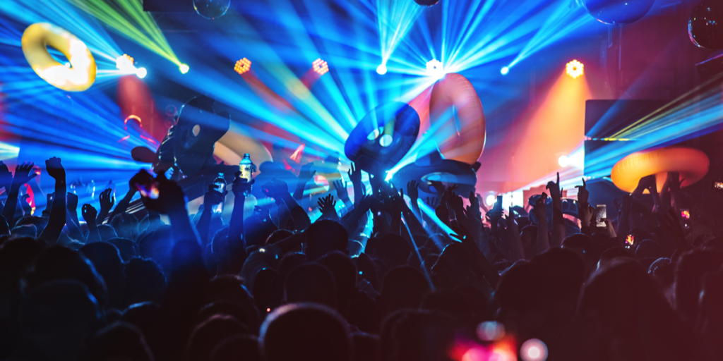 Stor kritik af natklub i Aalborg: Opfordrer unge til at drikke