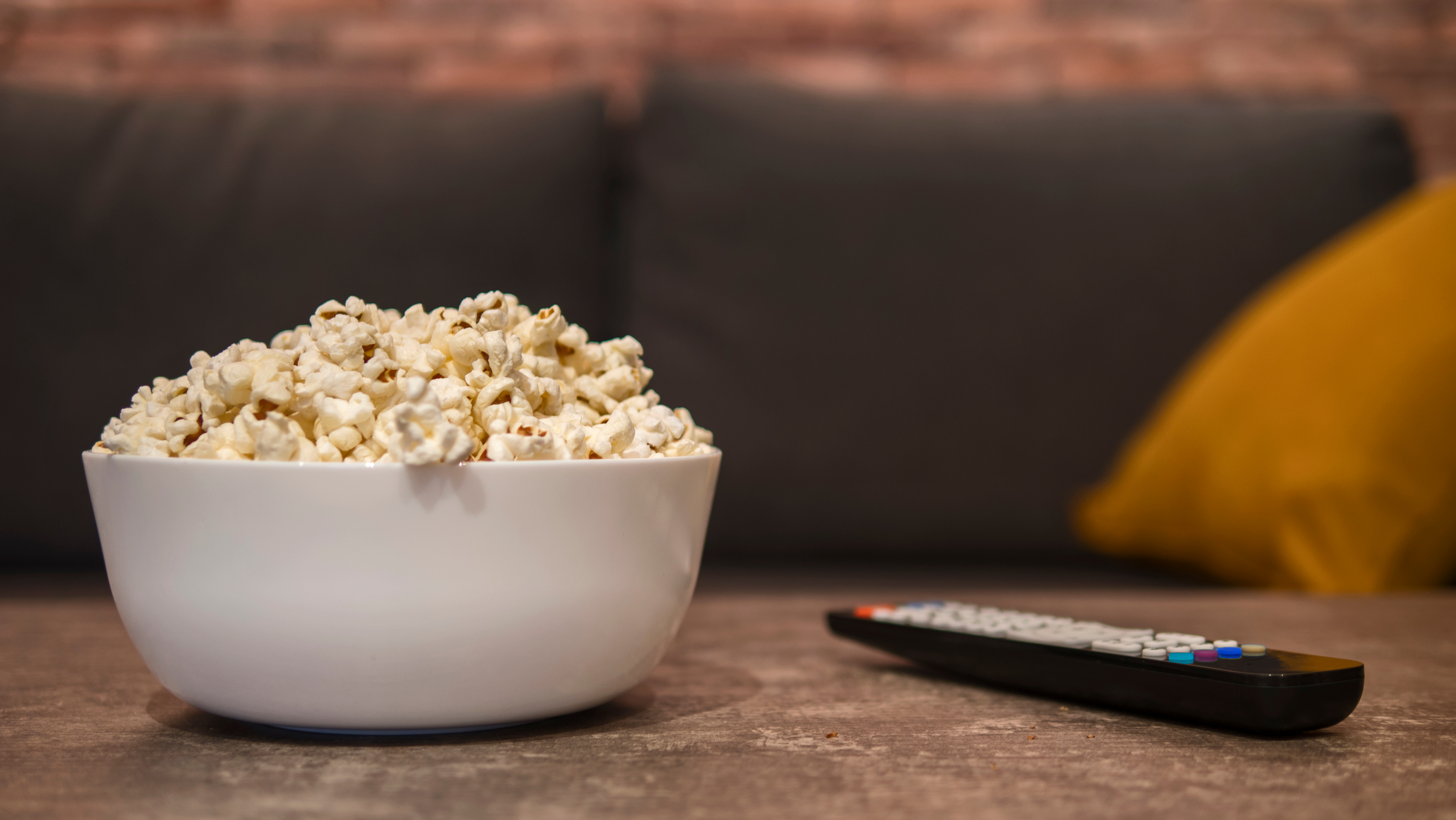 Popcorn var tæt på at koste Adam livet – sad fast mellem hans tænder