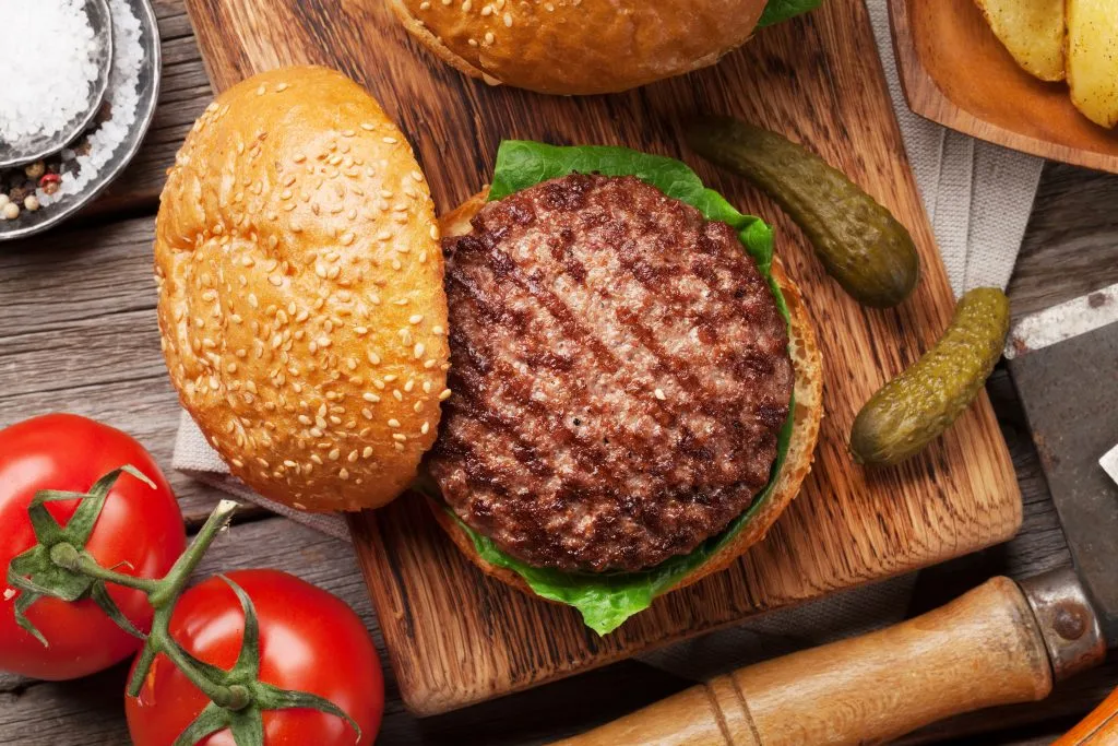 Klublegende laver Aarhusburger: Resultaterne på fodboldbanen bestemmer prisen