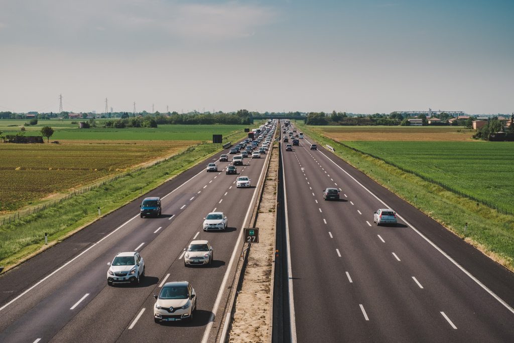 Trafikuheld spærrer motorvejen: Op mod en halv times ventetid netop nu