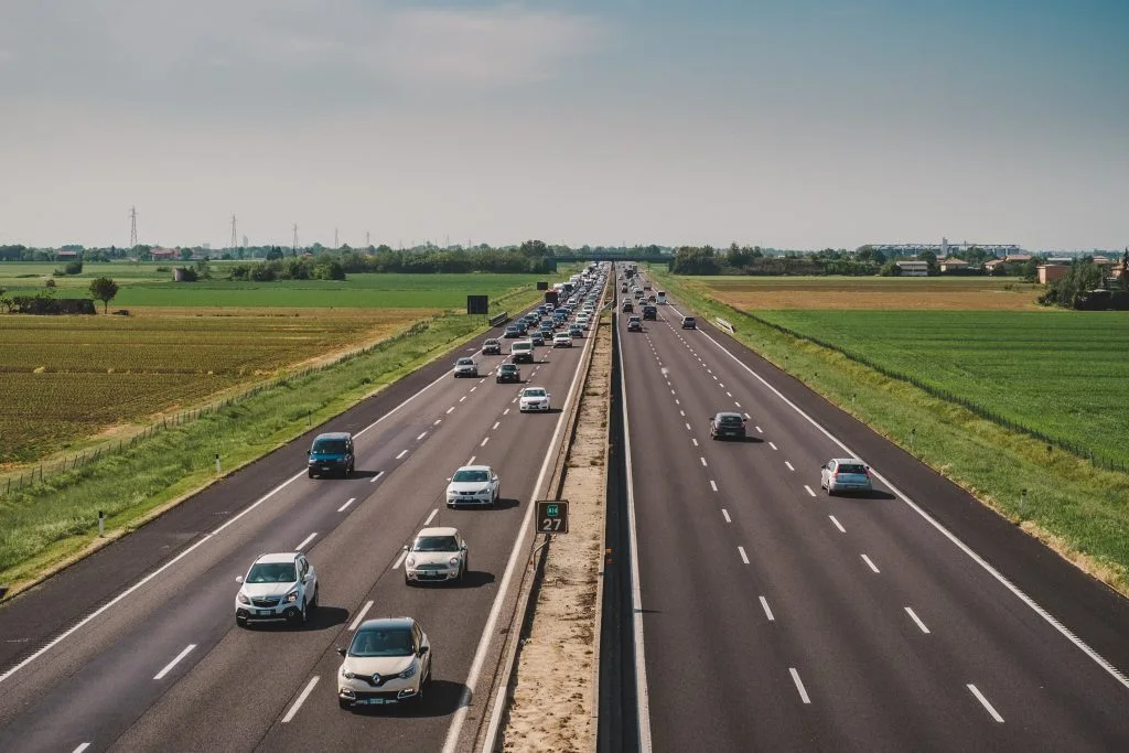 Trafikuheld spærrer motorvejen: Op mod en halv times ventetid netop nu