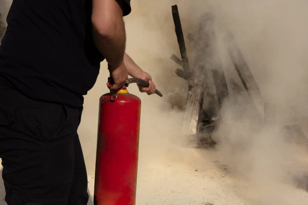 Mænd tvang to kvinder til at stoppe bilen: Tømte pulverslukker i hovedet på dem