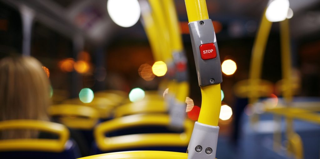 Buschauffør fik et ildebefindende: Bus bragede direkte ind i bygning i Aarhus