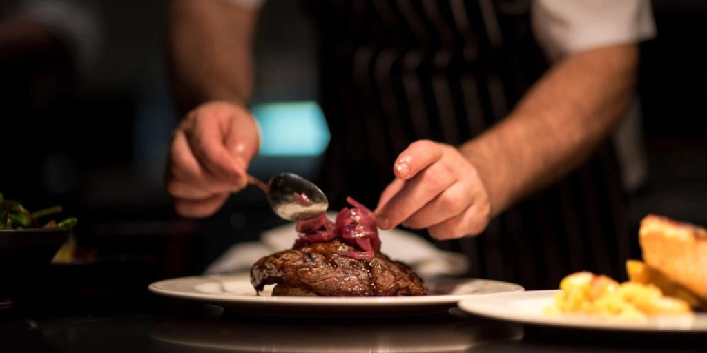 Mand læste ikke menuen ordentligt på Gordon Ramsays restaurant: Regningen vil få dig til at tabe kæben