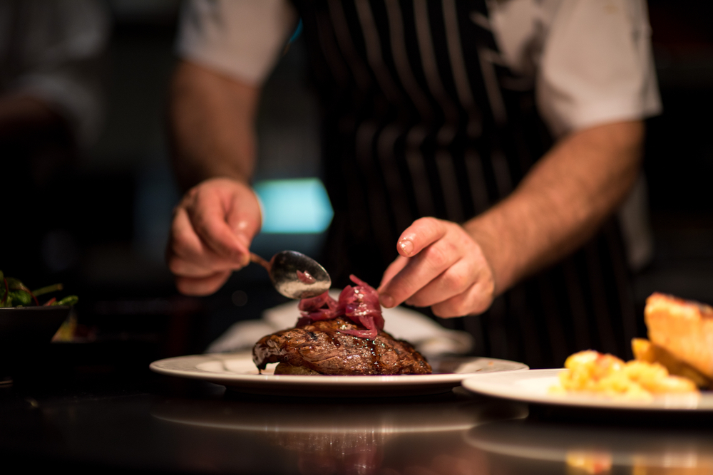 Priserne stiger støt på menukortet: Nu beder restauranter om hjælp