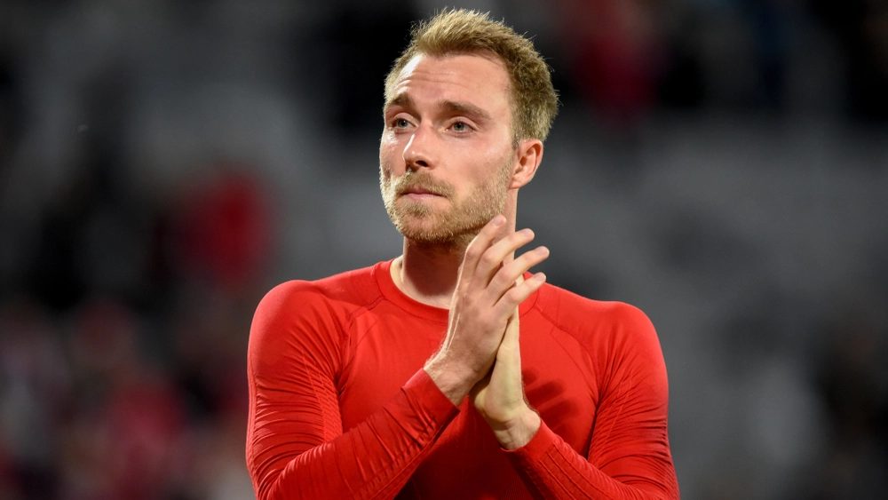 Se videoen her: Fans frygtede i et kort øjeblik, at Christian Eriksen faldt om igen