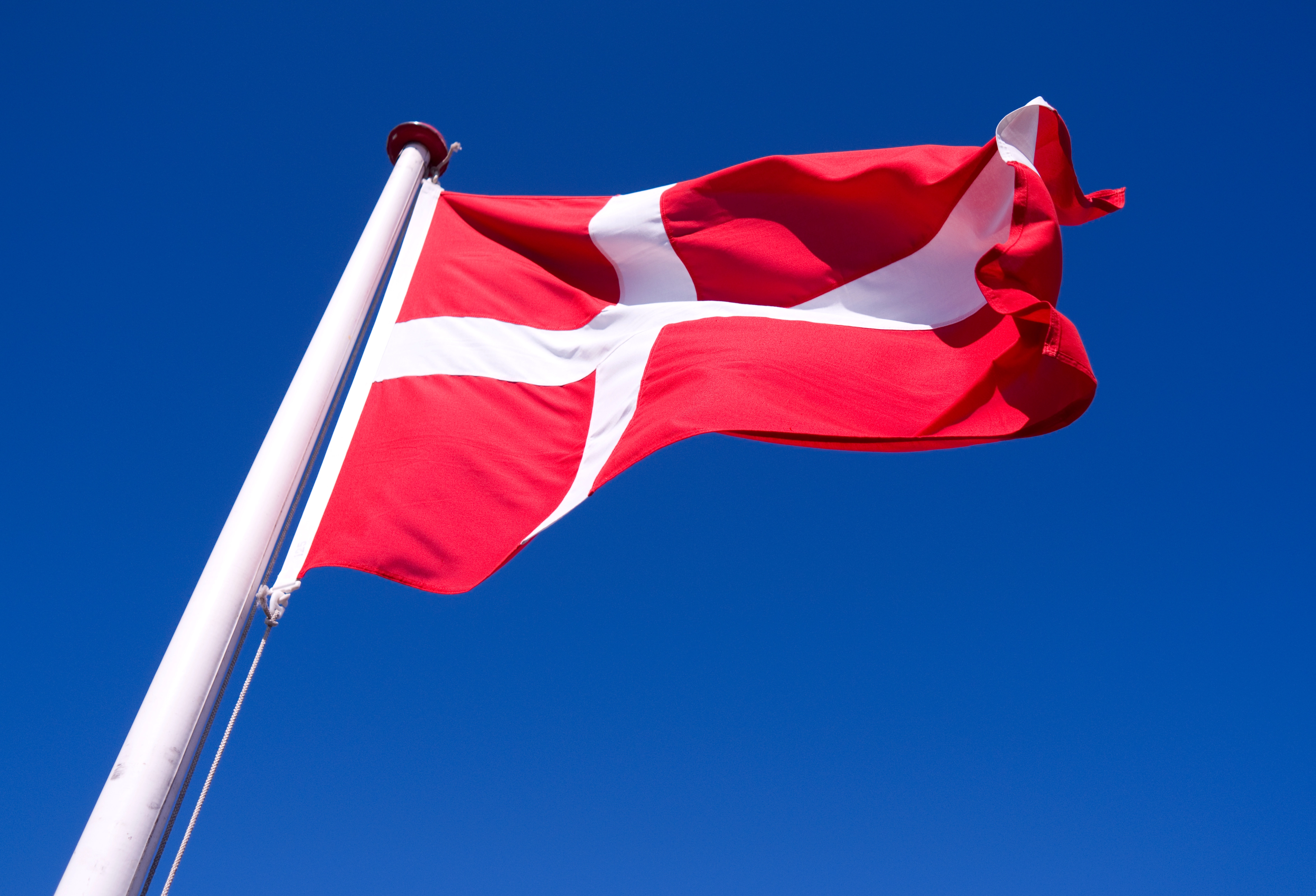 Befrielsen markeres: Dannebrog lyser stor dansk turistattraktion op
