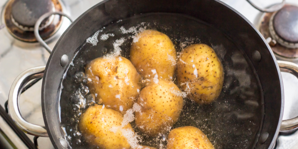 Stop med at bruge mayonnaise i kartoffelsalat: 1 ingrediens gør den mere cremet og velsmagende