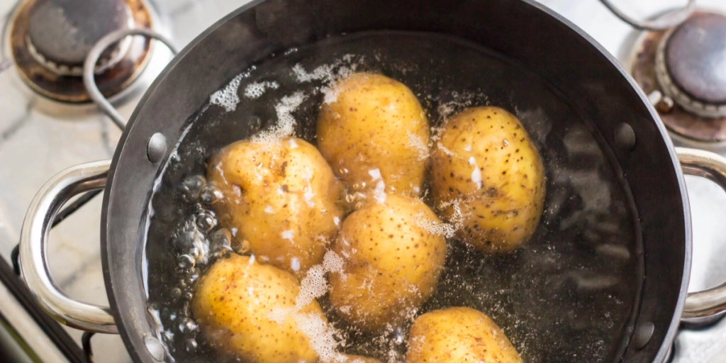Stop med at bruge mayonnaise i kartoffelsalat: 1 ingrediens gør den mere cremet og velsmagende