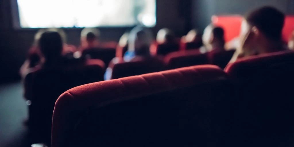 Find popcorn og cola frem: På søndag kan du komme i biografen til ingen penge