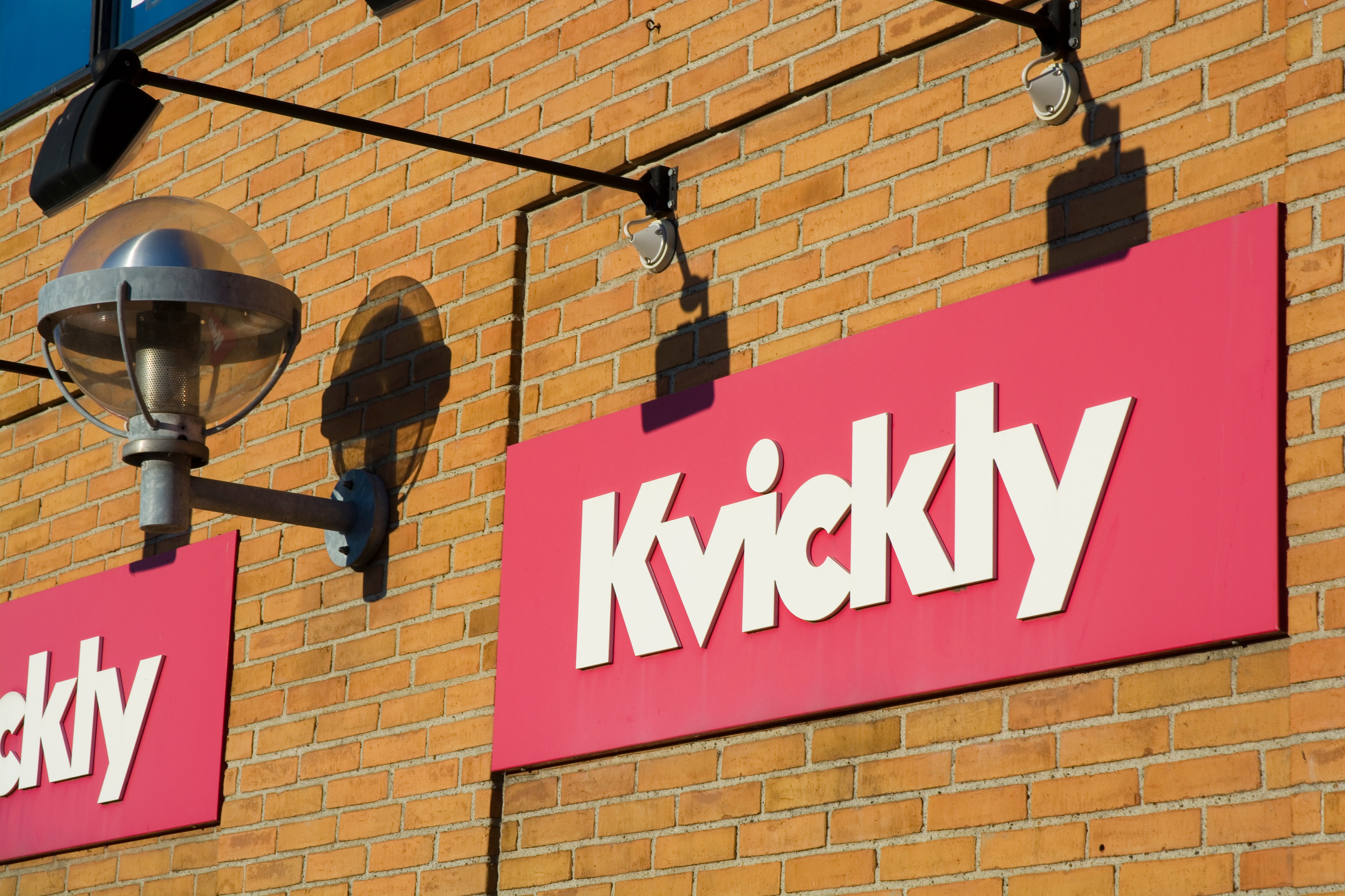 Ældre kvinde overfaldet på supermarkeds parkeringsplads: Nu er hun efterlyst