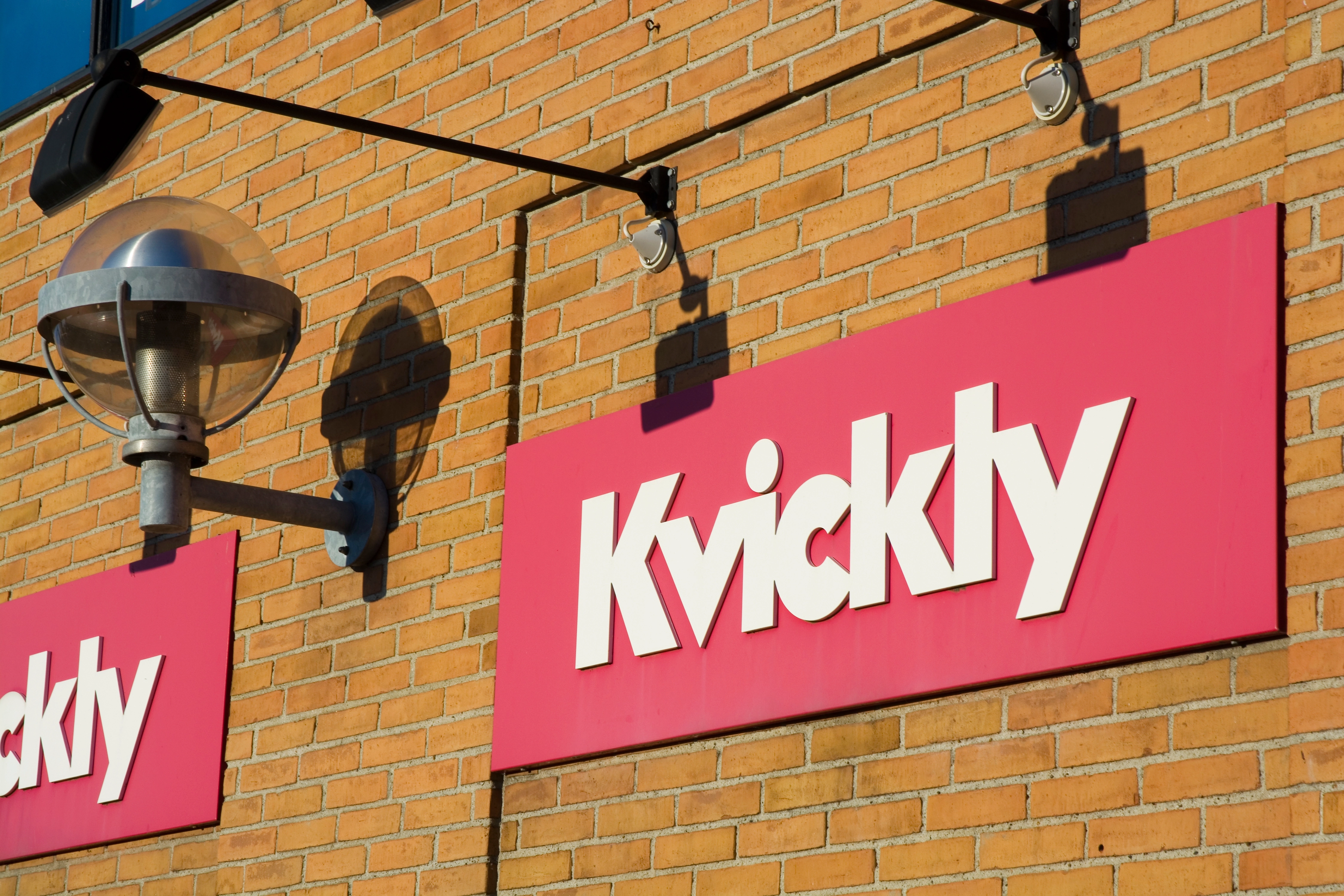 Ældre kvinde overfaldet på supermarkeds parkeringsplads: Nu er hun efterlyst