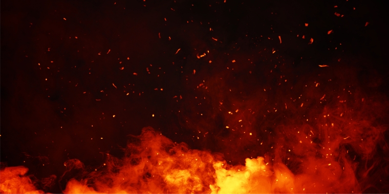 Voldsom brand: Børn og voksne måtte reddes ud af flammerne