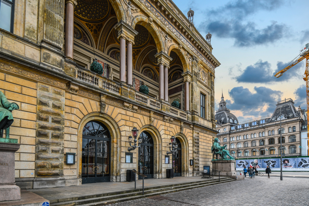 Ministre blæste på retningslinjer i teater: Fjernede afspærringer