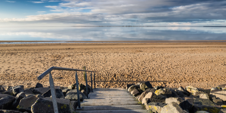 9-årig dreng skåret til blods på stranden
