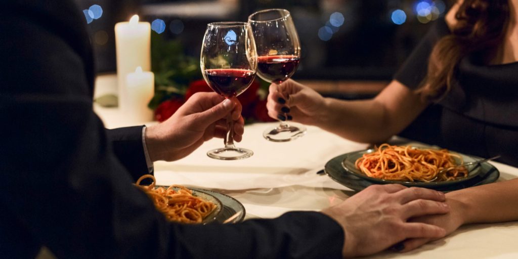 Datingekspert: Kvinder skal have mænd der er 10 år ældre end dem selv for at være lykkelige