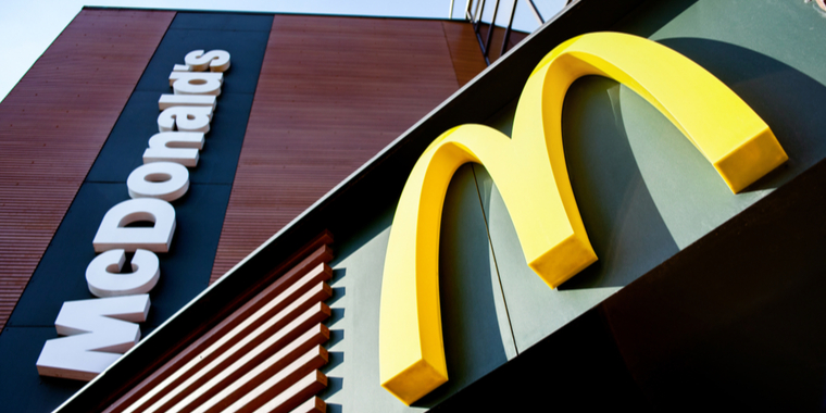Dårligt helbred tvinger par til at holde bryllup på McDonalds