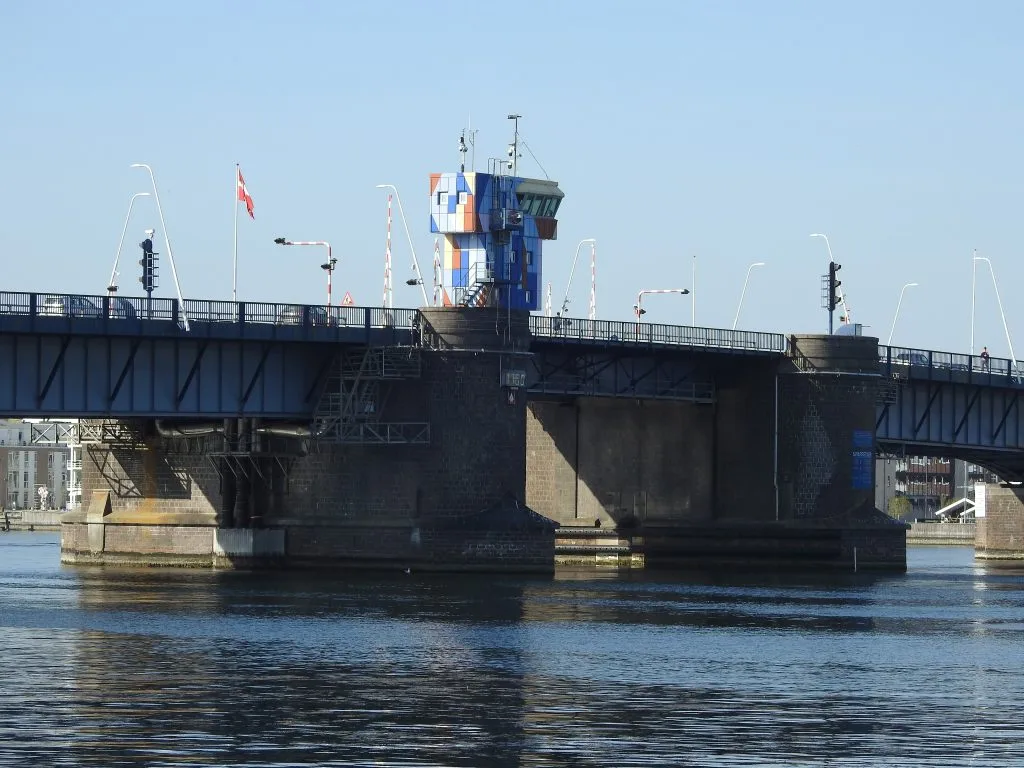 Forvent køer og benyt hellere tunnellen: Limfjordsbroen mister vejbaner
