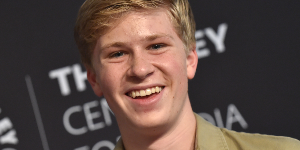 Steve Irwins søn redder kæmpe slange med sine bare næver