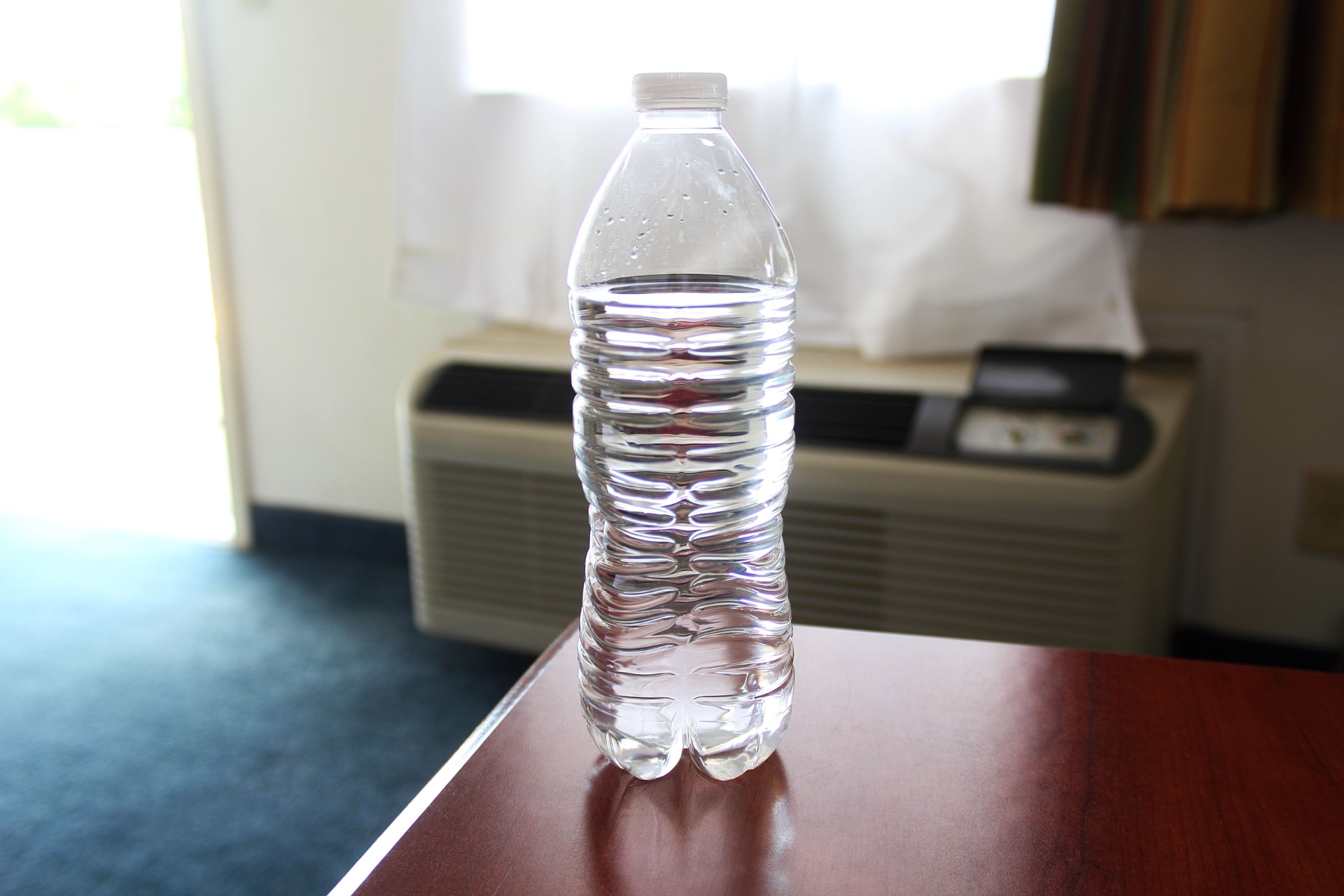 Stewardesse advarer: Derfor skal du altid smide en vandflaske ind under sengen på hotelværelset