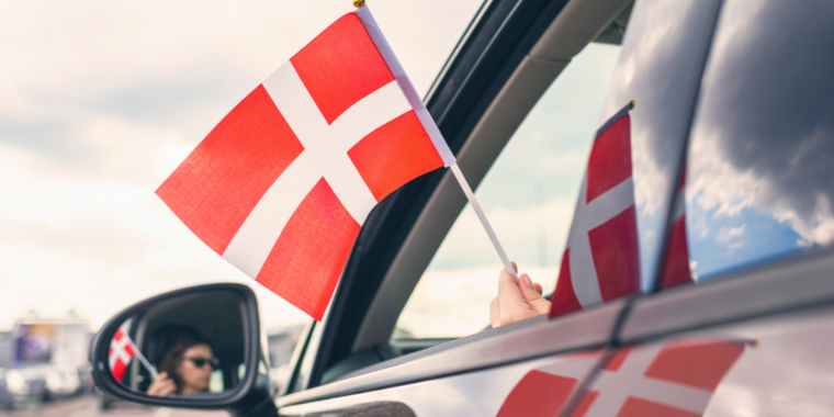 Salget rasler ned verden over – men i Danmark stiger det