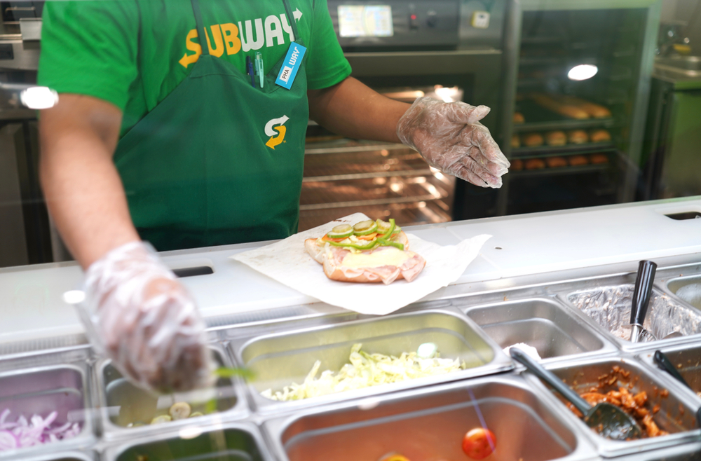 Ung Subway-ansat blev banket til blods af sur kunde: Du gætter ikke hvorfor