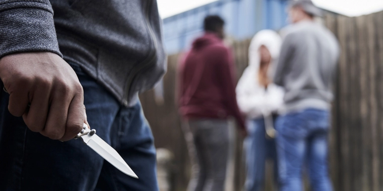 To drenge stak 18-årig med kniv: “Du skal ikke tale med hende”
