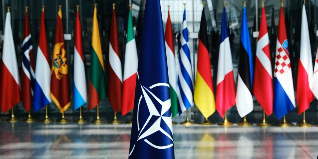 Nu indkalder NATO til pressemøde