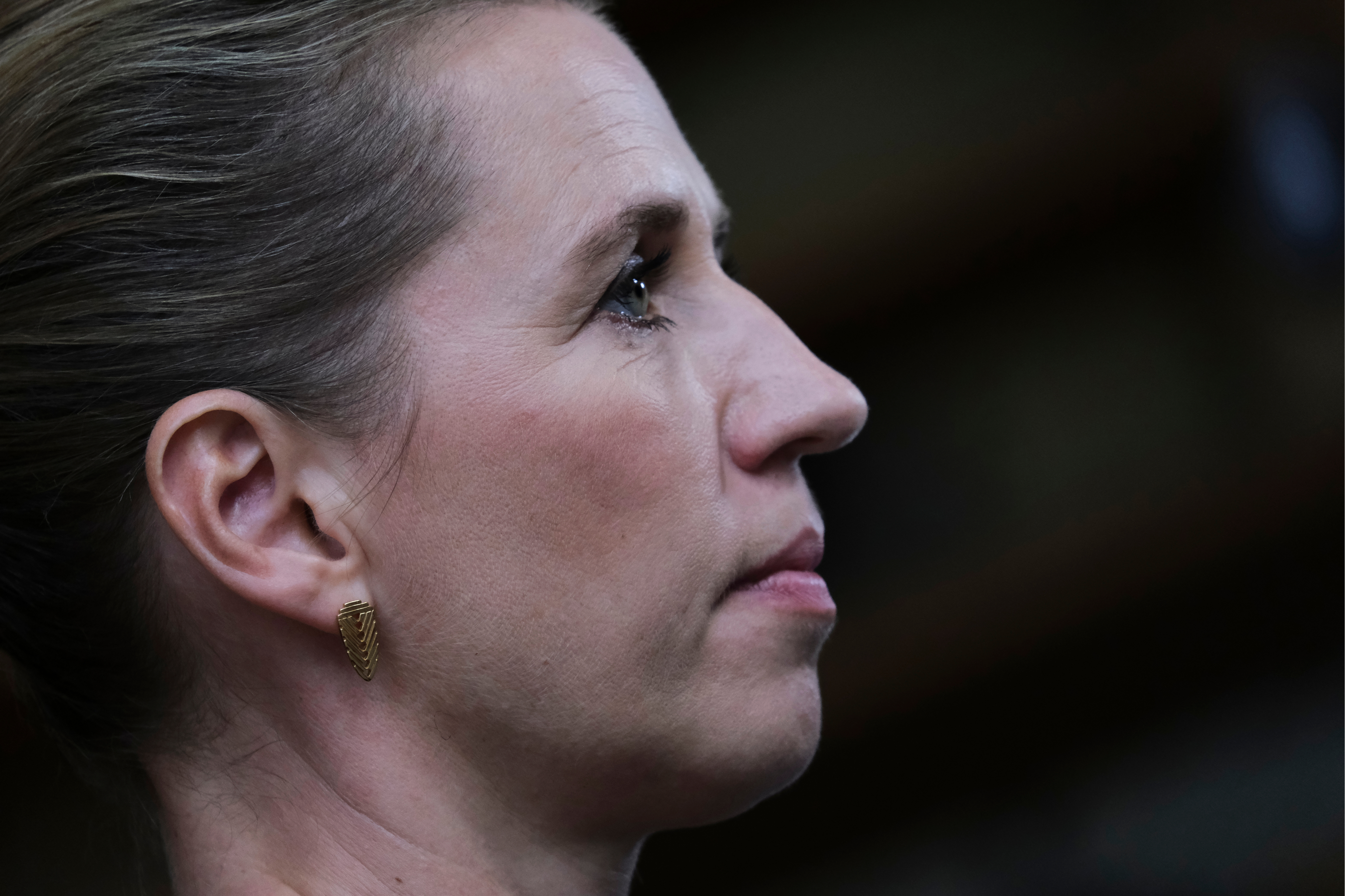 Mette Frederiksen melder ud: Regeringen overvejer nye krav om mundbind