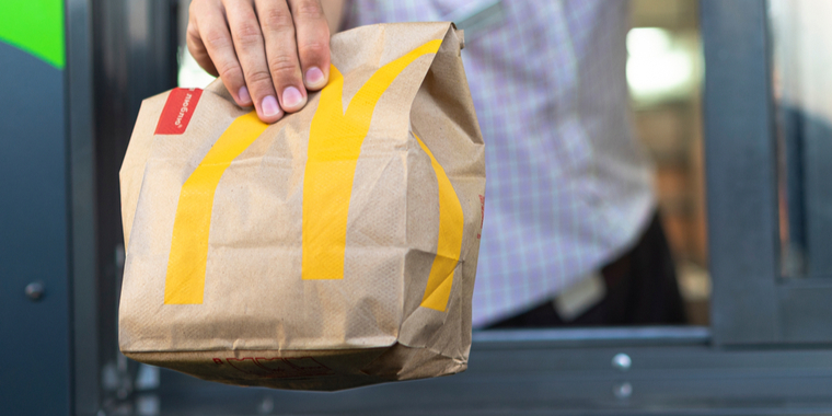 Tur i drive-in hos McDonald’s i Aarhus endte slet ikke som forventet for 50-årig kvinde og 51-årig mand