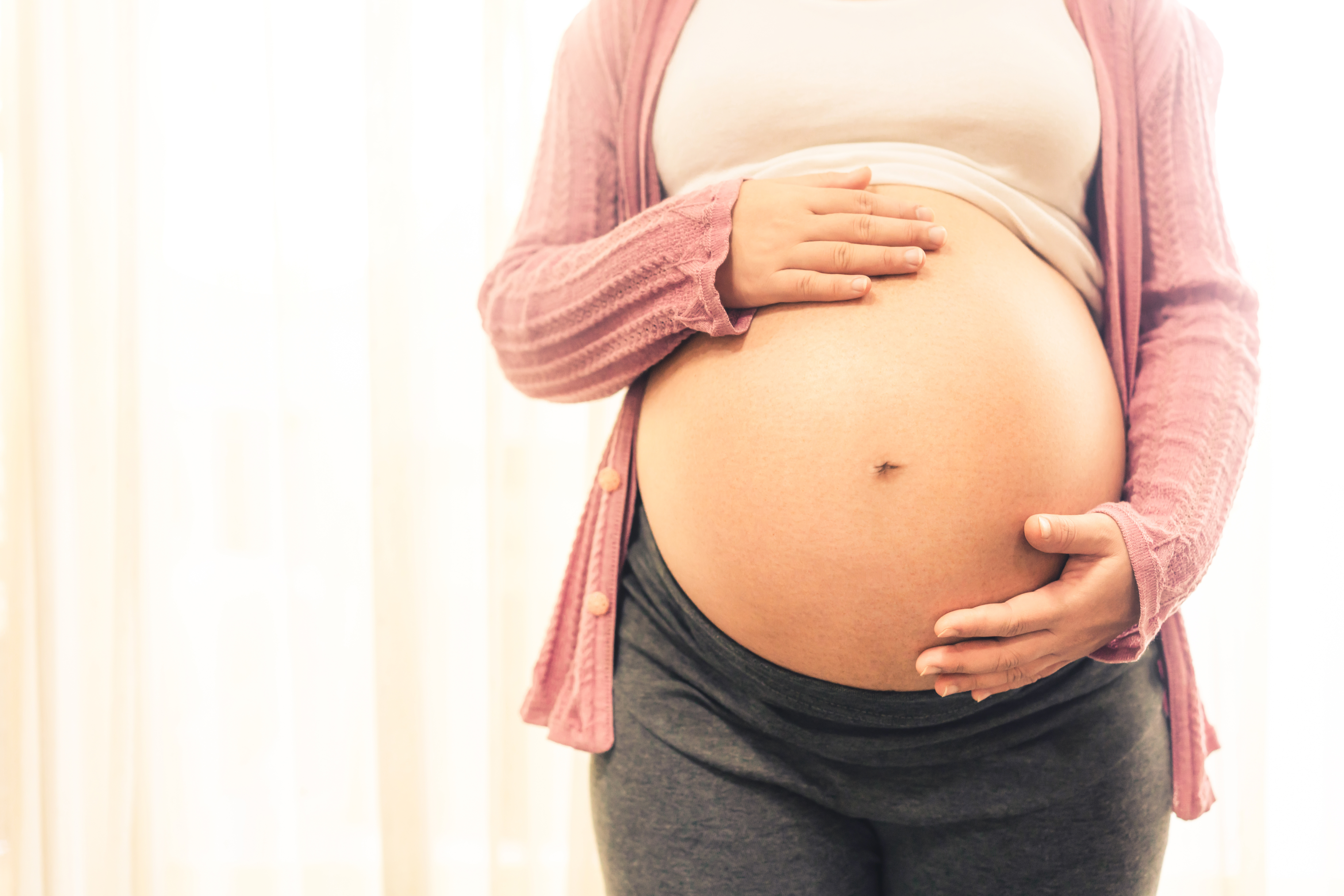 Far skjuler coronasmitte, så han kan besøge gravid kone på fødeafdeling