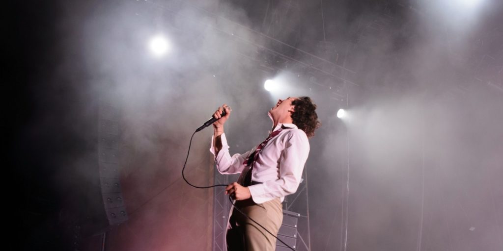 Forsangeren, Matty Healy fra ‘The 1975’ har været på knæ: Se den helt særlige forlovelsesring her