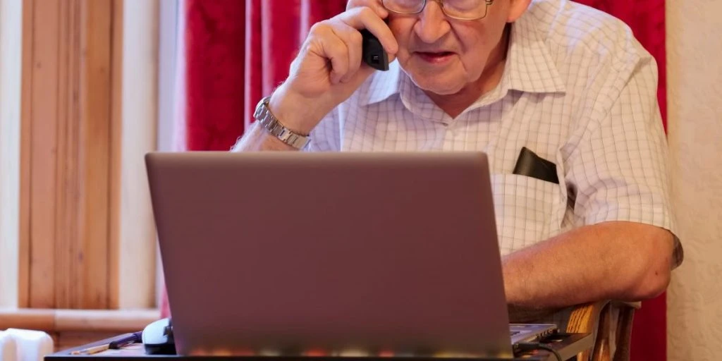 3 udtryk du aldrig bør sige i telefonen. Du kan få tømt din konto.