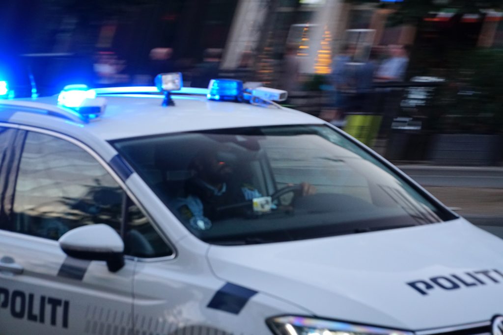 Seks biler blev skadet i færdselsuheld – fem af dem holdt ulovligt parkeret