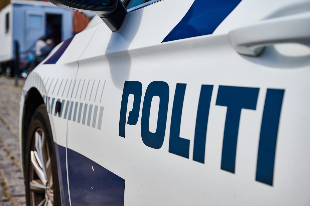 Spyttede flere gange på 68-årig kvinde: “Du er syg i hovedet”