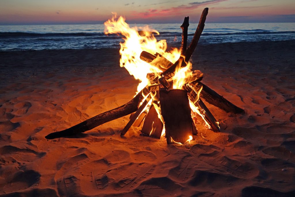 Må man grille i Nørreskoven eller tænde bål på Tirsbæk Strand? – Ny hjemmeside skal forhindre naturbrande