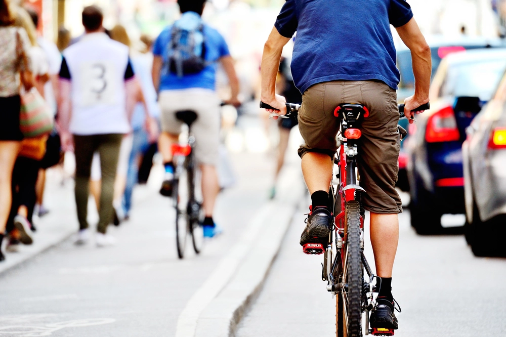 Cyklist anmelder en bilist, der taler i telefon under kørslen: Alligevel ender han selv i retten