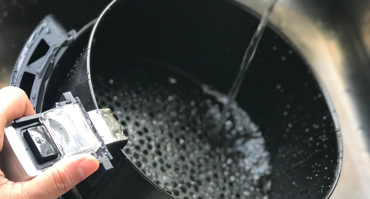 Sådan rengør du din airfryer til perfektion uden at løfte en finger