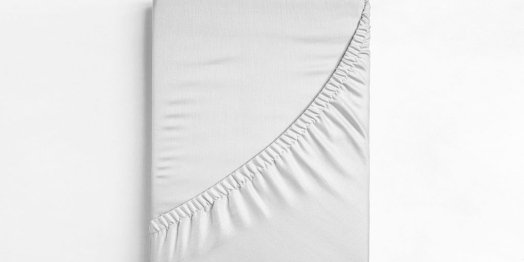 Her er tricket: Sådan folder du et stræklagen på få sekunder