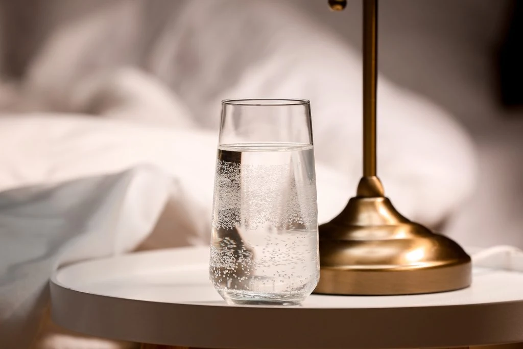 Her er grunden til, at du skal drikke et glas vand, når du lige er vågnet